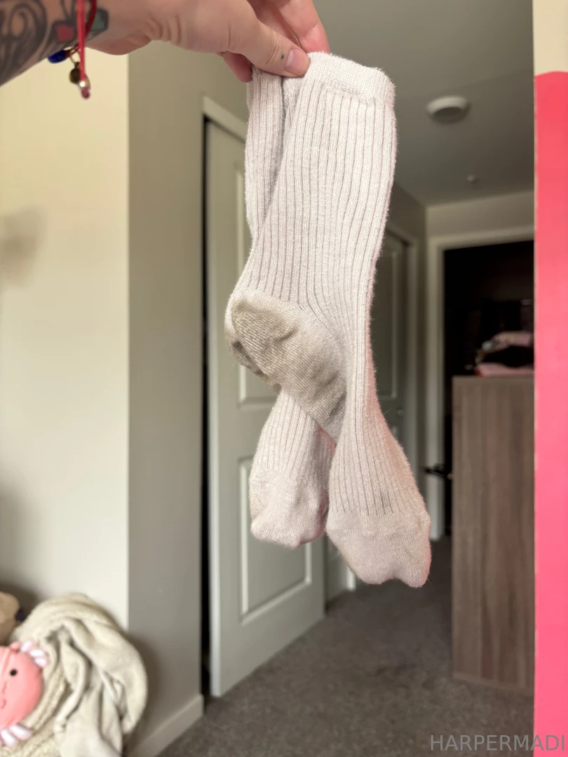 Weak foot boys cant help but send when they see my dirty socks 