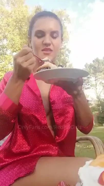 Here are some more videos and pictures of emilia eating cake that i part 5 