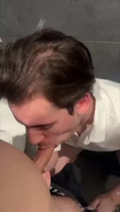 I love when a guy know how to play with my dick 