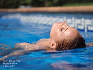 Como una sirena desnuda disfrutando de la piscina el calor del sol y part 2