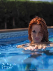 Como una sirena desnuda disfrutando de la piscina el calor del sol y