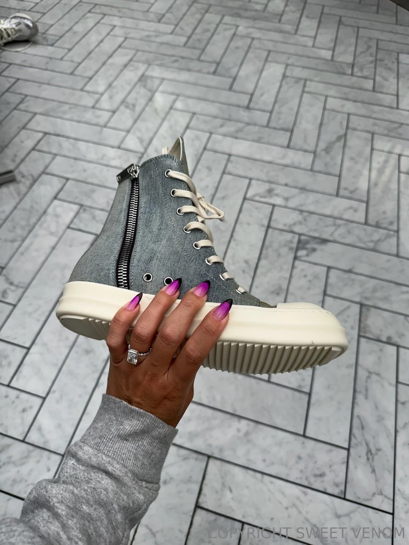 Who s gonna buy me these 