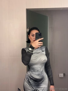 She a baddie she showin her