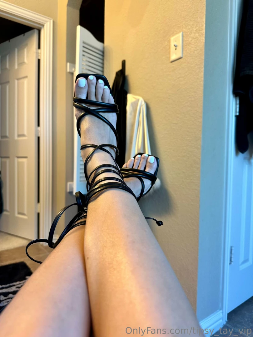 Good evening who likes feet would you massage and worship my feet 