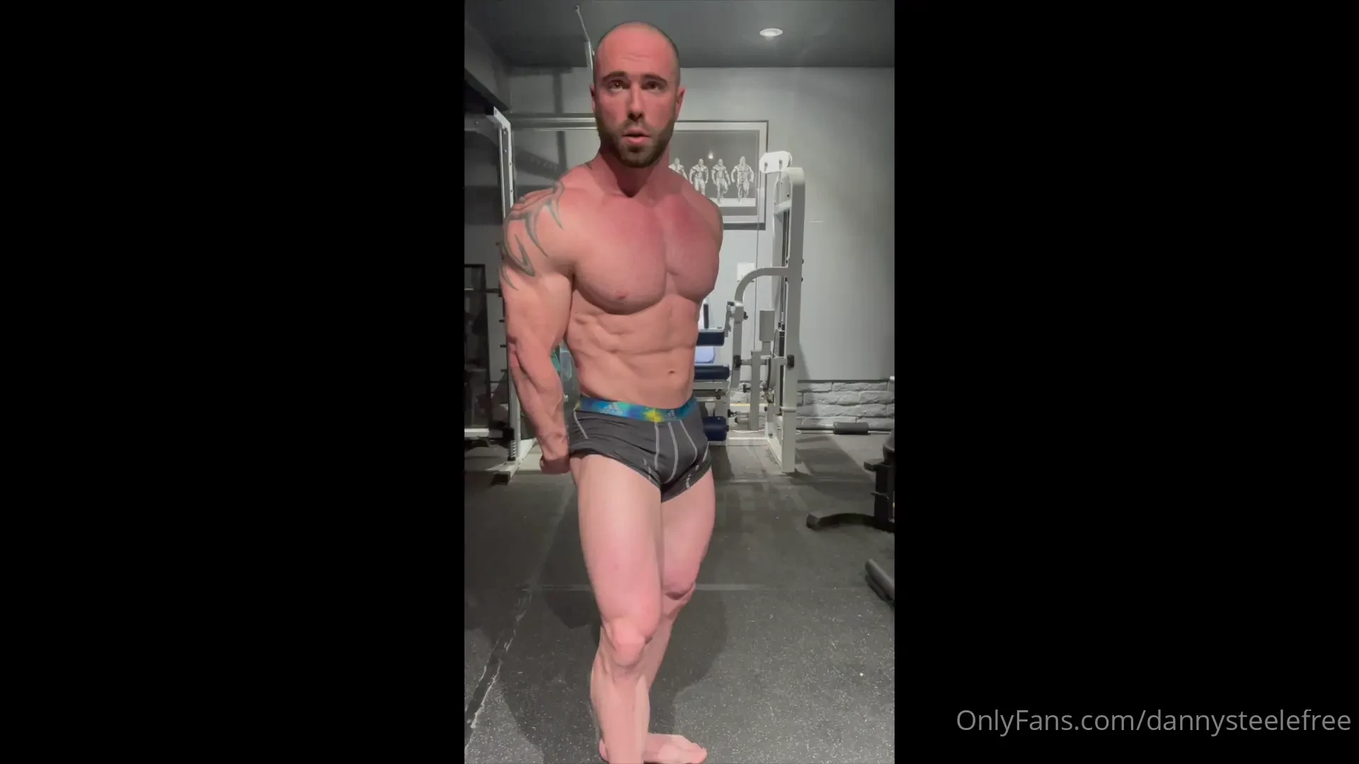 Full nude flex and tease in the gmy watch me flex and tease these hard 