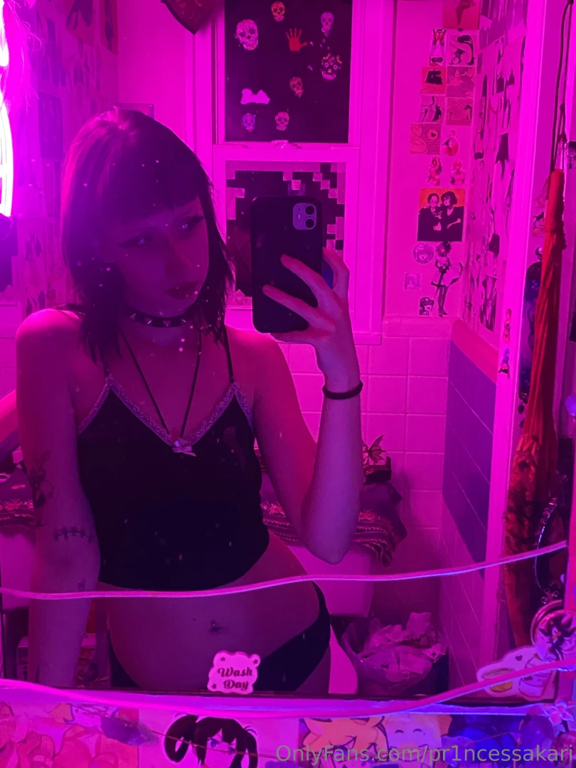 I can be a good girl but at the same time i can be a little slutt 