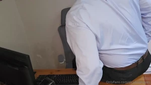 Loud surface farts on my wooden desk at work - this job stinks