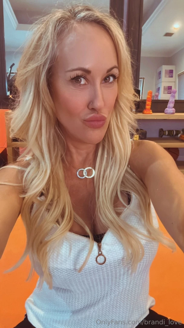 Want to get naughty in dms with me darlin im feeling exxxtra naughty 