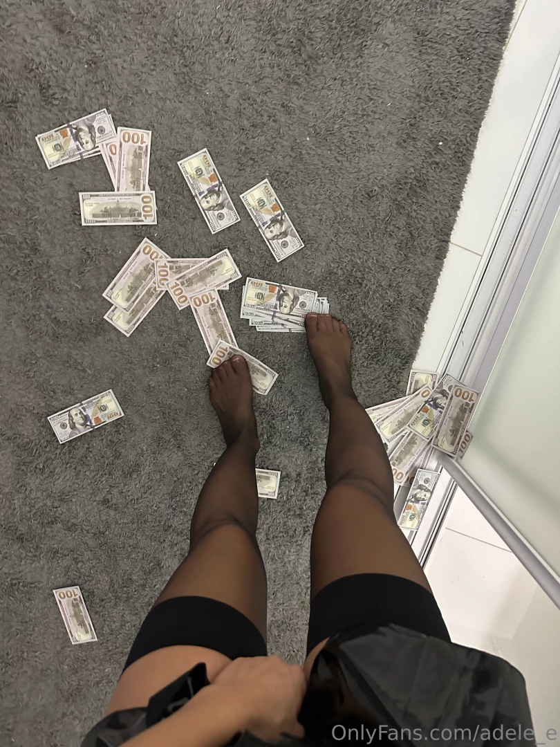 Photo with artificial money in my feet hahaha i let myself feel cool 