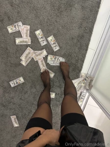 Photo with artificial money in my feet hahaha i let myself feel cool