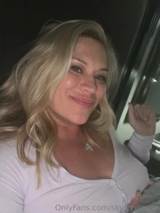 I snuck away to take nudes for you babe