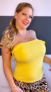 lenushka1050free - Me and my yellow top look at my boobs 