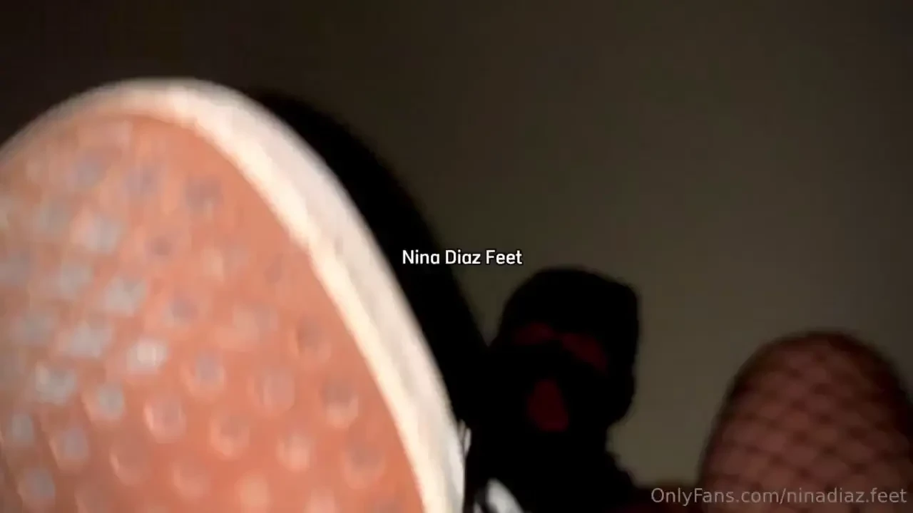 Your hot queen sucking her own reek foot you know i love my stink feet 