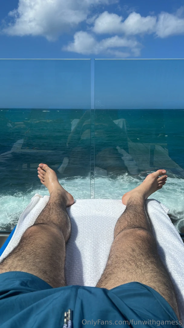 U see the print pretty toes and a pretty view 