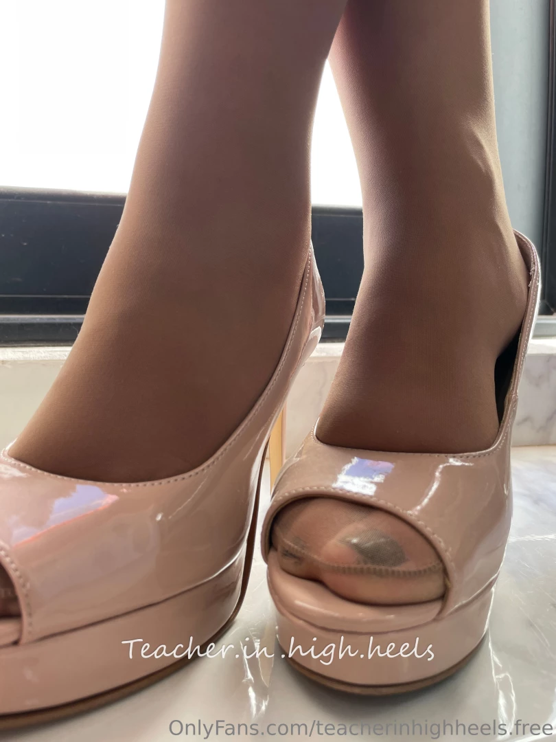 teacherinhighheels-free - Comment what would you like to see more full body shots or feet and part 1 