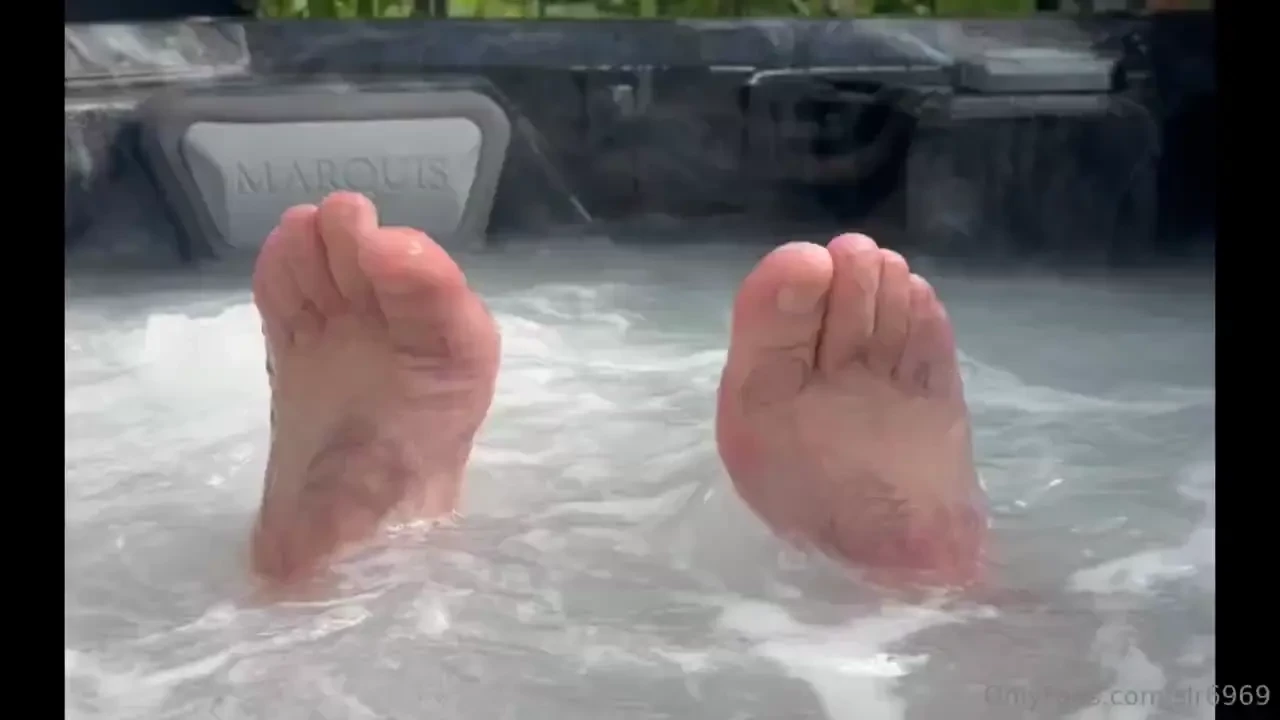 Hot tub bootyliciousness 