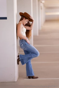 Subscribe to this cowgirl today and get an extra bonus treat message