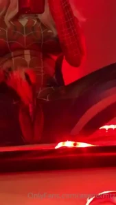 Spider woman hot quiero follarme a alguien con este traje quien se