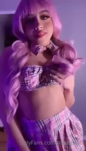 Esta colegiala sexy esta muy