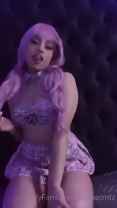 Quieres ver esta colegiana haciendo un blowjob