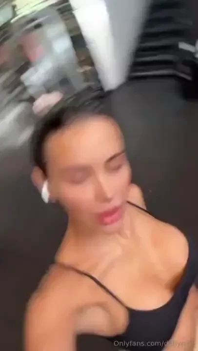 A good girl at the gym 