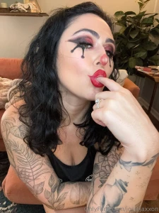 Do i look boo-tiful or deadly