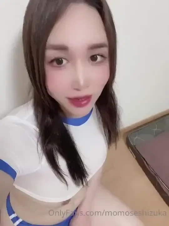 Shemale puts hand in her ass 