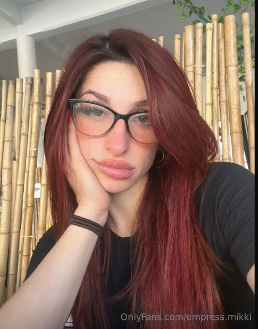 Hey that babe s bored text her now 