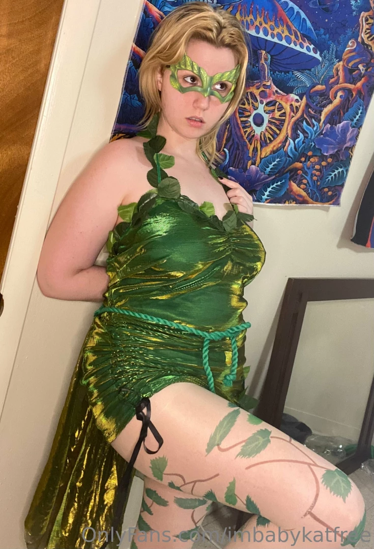 Hey do you wanna see my poison ivy photoshoot i get naked duh here s part 3 