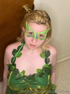 Hey do you wanna see my poison ivy photoshoot i get naked duh here s part 1