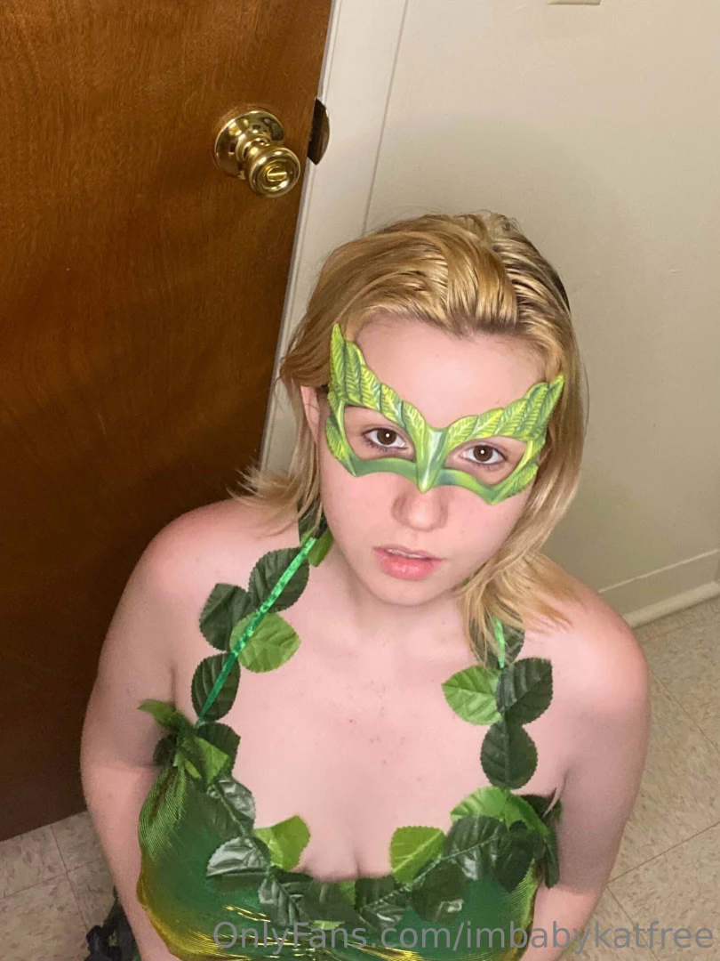 Hey do you wanna see my poison ivy photoshoot i get naked duh here s part 2 