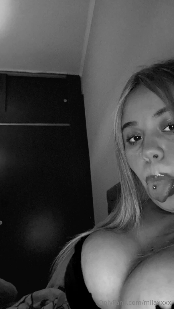 Milaxxxx hello baby i m very horny would you like to have fun whith me 