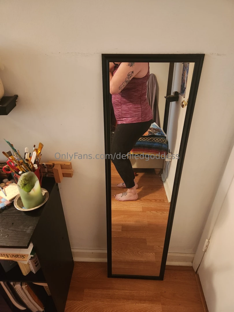 Today s outfit for trapeze class do these leggings make my butt look 