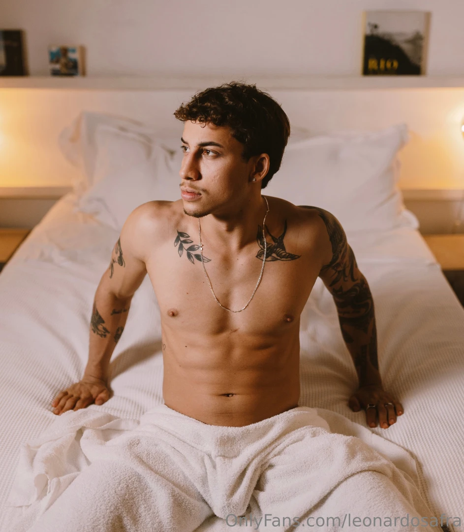 The white towel is just a detail desire is the real highlight 