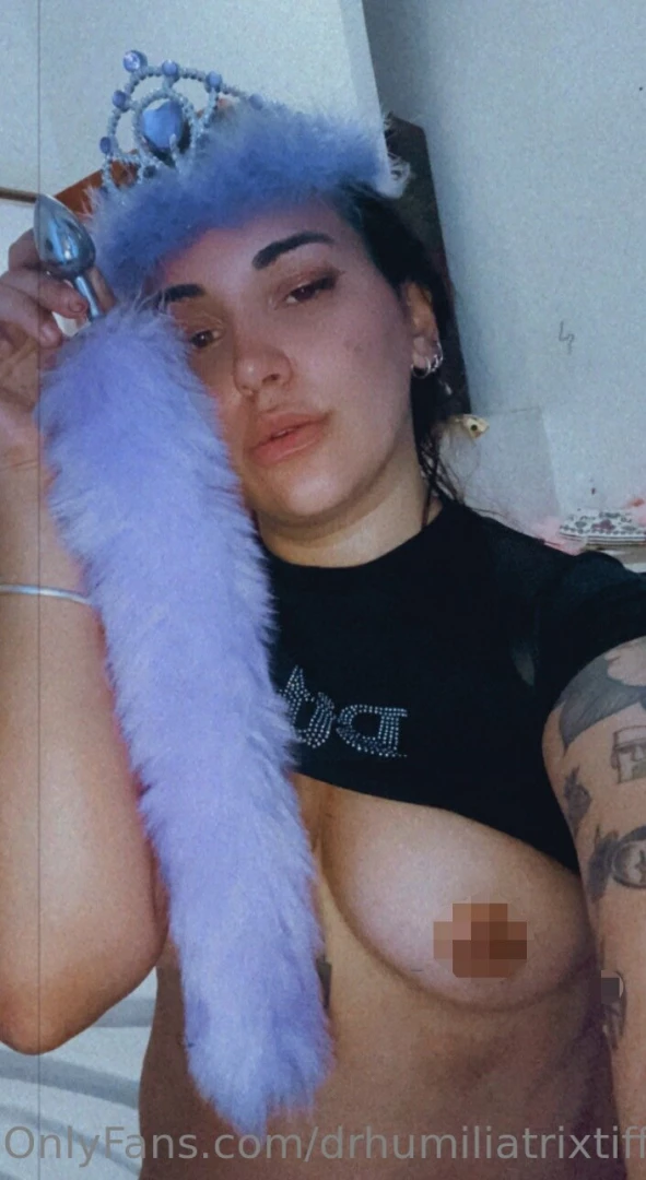 Who wanna be this queen s next puppy with a super pretty tale on your 