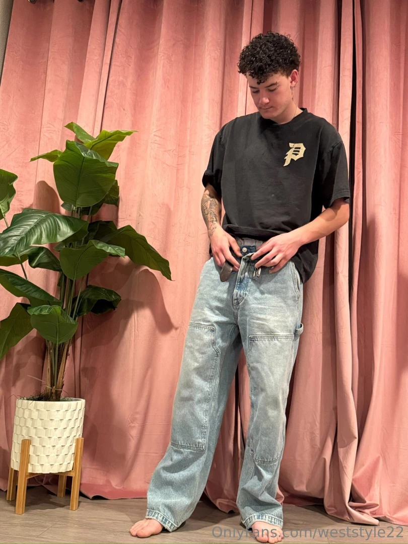 Go on on your knees yeah just like that p s dont forget to turn on 