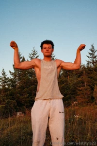 The light here makes me look absolutely shredded wanna get a feel