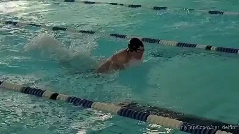 Hier schwimme ich bei einem schwimmwettkampf das ist ein bisschen der 