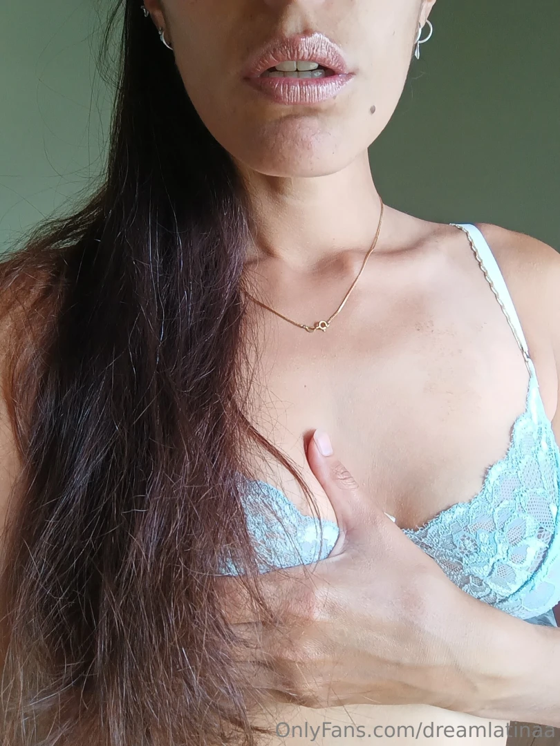 Do you like my lipstick send me a tip and catches my attention 