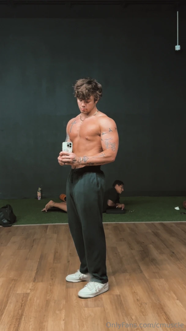 You tell me what s your fave thing in this pic 