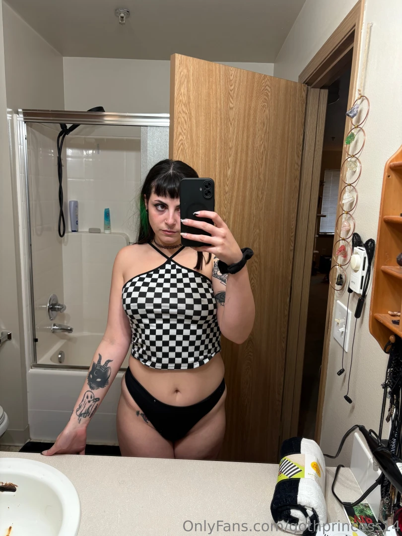 Bhaddie with bags under her eyes 