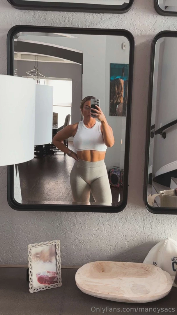 Can t go by this mirror and not take a selfie 