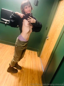 Do we think mirror pics are cute