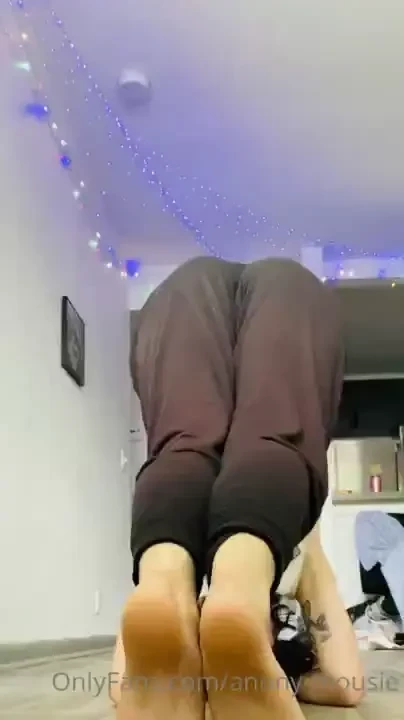 People on tiktok wanted a handstand so here is headstand for you 