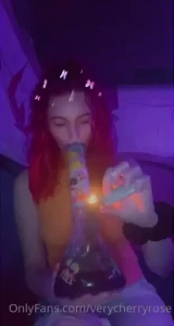 Hey guys i wanna know how many of you are stoners like me do you have