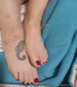 I have been told i have cute feet do you think so requests available part 1