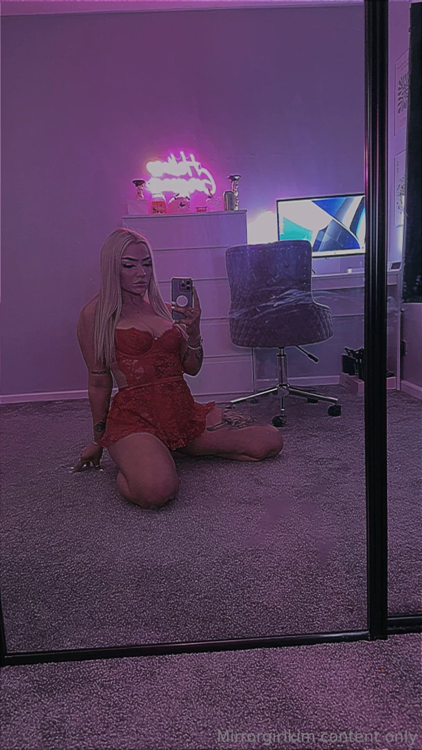 Red does look good on me 