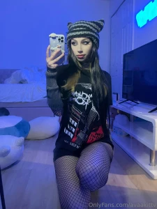 Describe me w three emojis in the comments