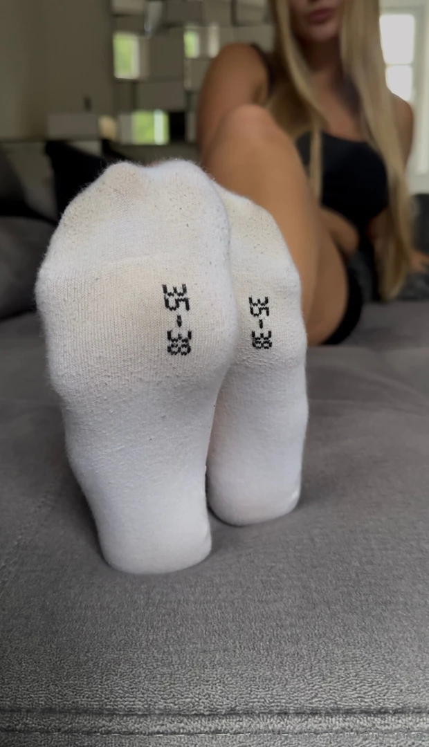 In the video you see me for 3 minutes in my sweaty socks which i ve 