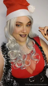 What is the size of your little weewee i bet that your best christmas